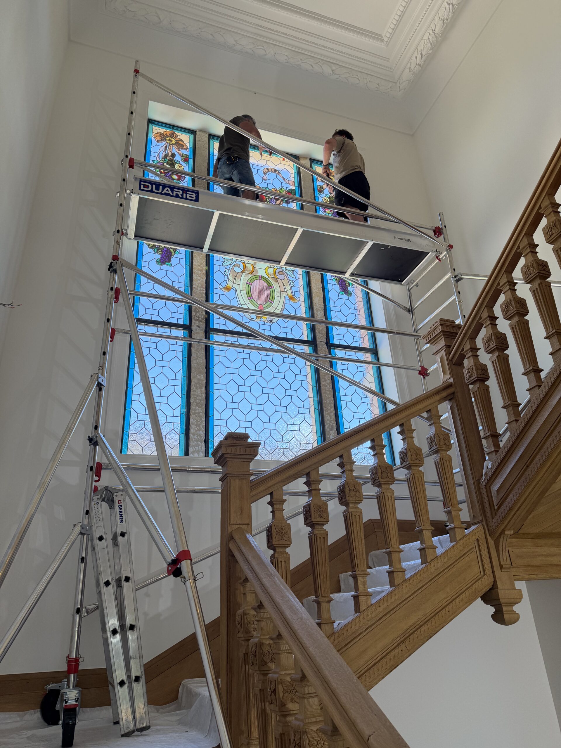 Pose des vitraux au Château de Verbust