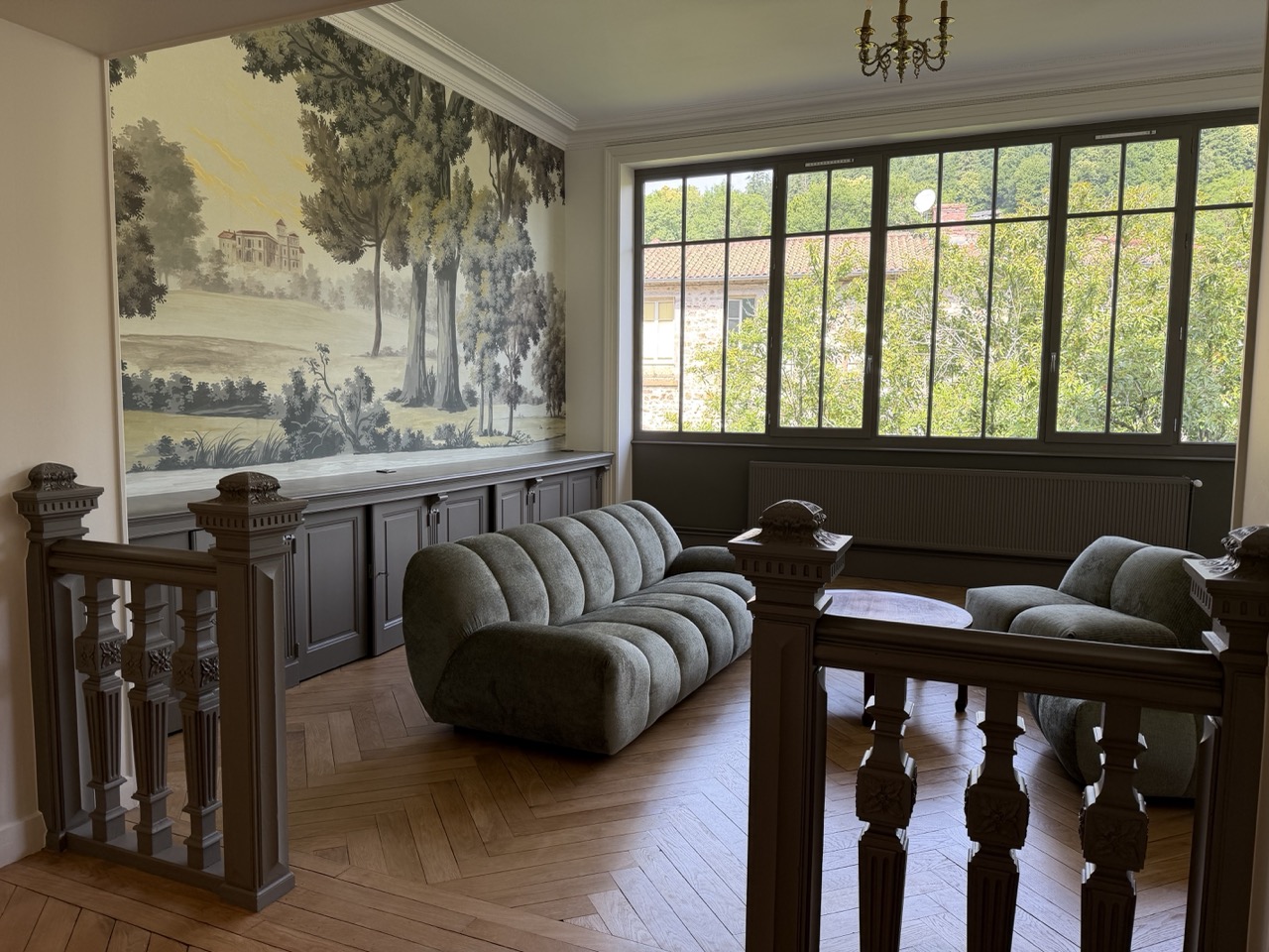 Menuiseries dans une pièce restaurée du Château de Verbust
